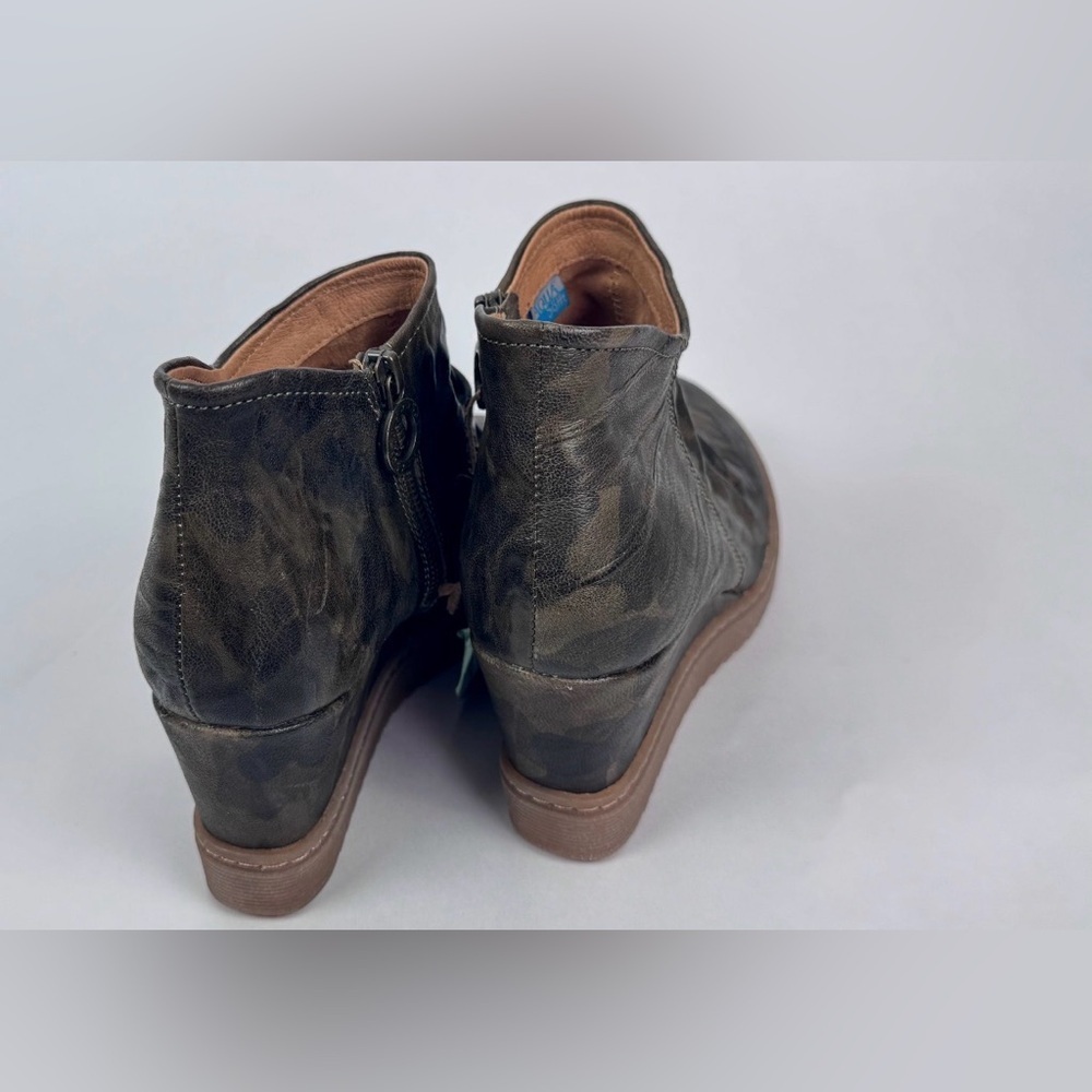 Sofft Siri Womens 8.5 Camo Leather Waterproof Wedge Ankle Boots NWOB - Picture 4 of 7